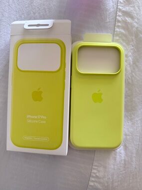 Apple iPhone 17 Pro Silicone Case - Neon Green Yellow